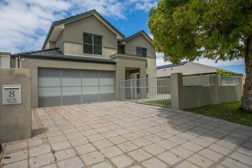 2 Luxury Canal Holiday Homes - Sleep 28 Mandurah Exterior photo