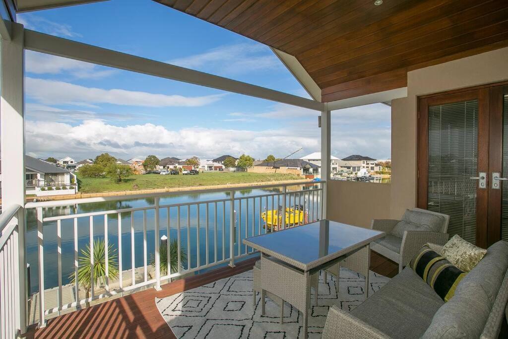 2 Luxury Canal Holiday Homes - Sleep 28 Mandurah Exterior photo