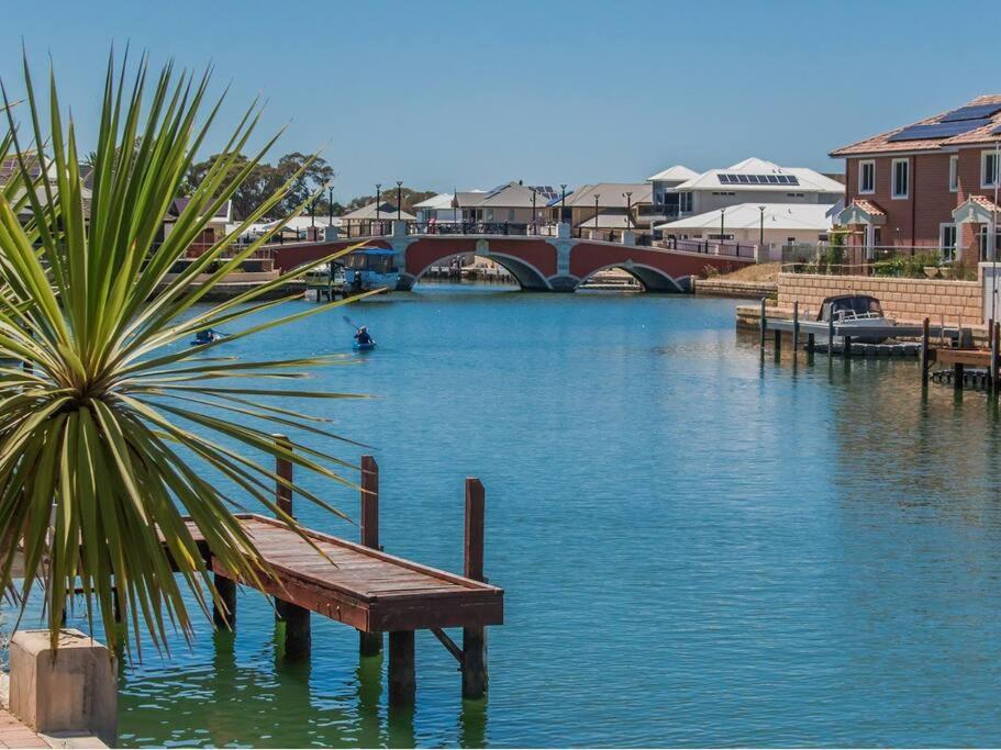 2 Luxury Canal Holiday Homes - Sleep 28 Mandurah Exterior photo