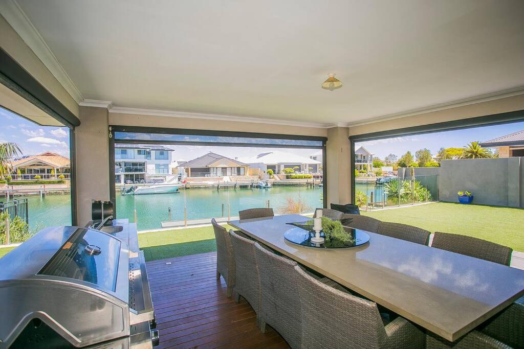 2 Luxury Canal Holiday Homes - Sleep 28 Mandurah Exterior photo