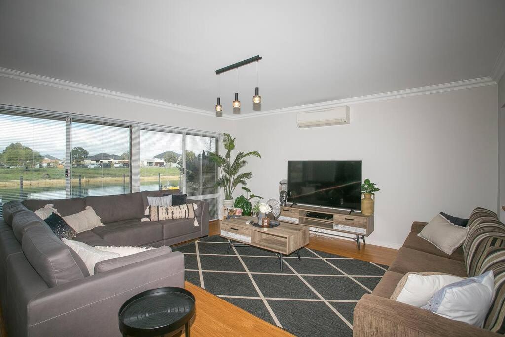 2 Luxury Canal Holiday Homes - Sleep 28 Mandurah Exterior photo